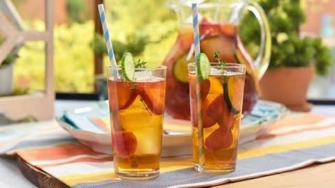 Fruit-infused tea: Benefits and recipe